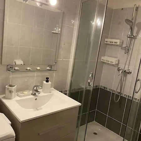 Titanic A Bord - Terrasse - Face Gare 도빌