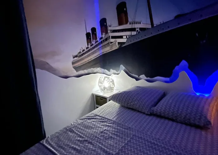 Titanic A Bord - Terrasse - Face Gare 도빌